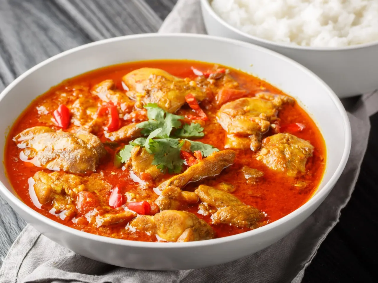 Pyszny kurczak w sosie curry z ryżem. Idealny pomysł na obiad, gdy masz ochotę na coś aromatycznego i sycącego.