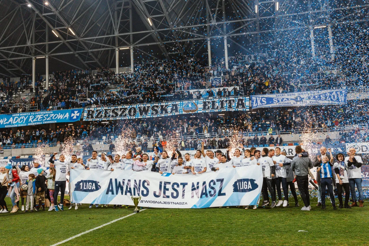 Piłkarze Stali Rzesz&oacute;w świętują awans do 1 Ligi. Czy to był ich pierwszy krok do Ekstraklasy? Konfetti i fajerwerki na murawie.