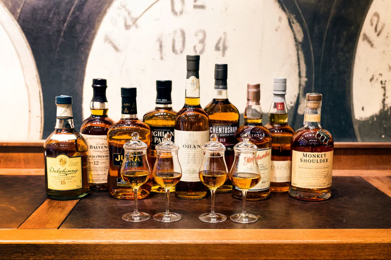 popularne butelki whisky w sklepie