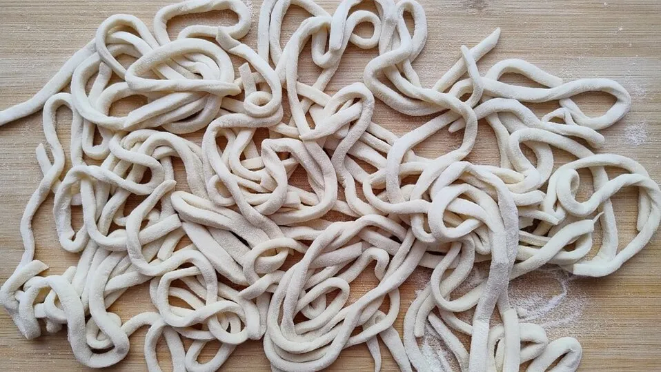 Udon Nudelteig kneten traditionell im Beutel