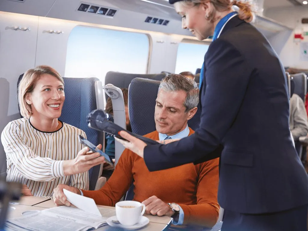 osoba korzystająca z aplikacji PKP Intercity na smartfonie