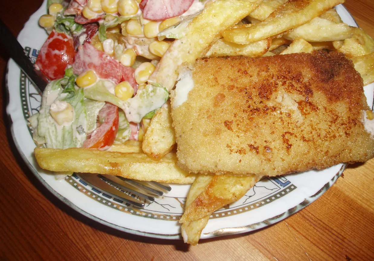 Dorsz w cieście z frytkami i sur&oacute;wką