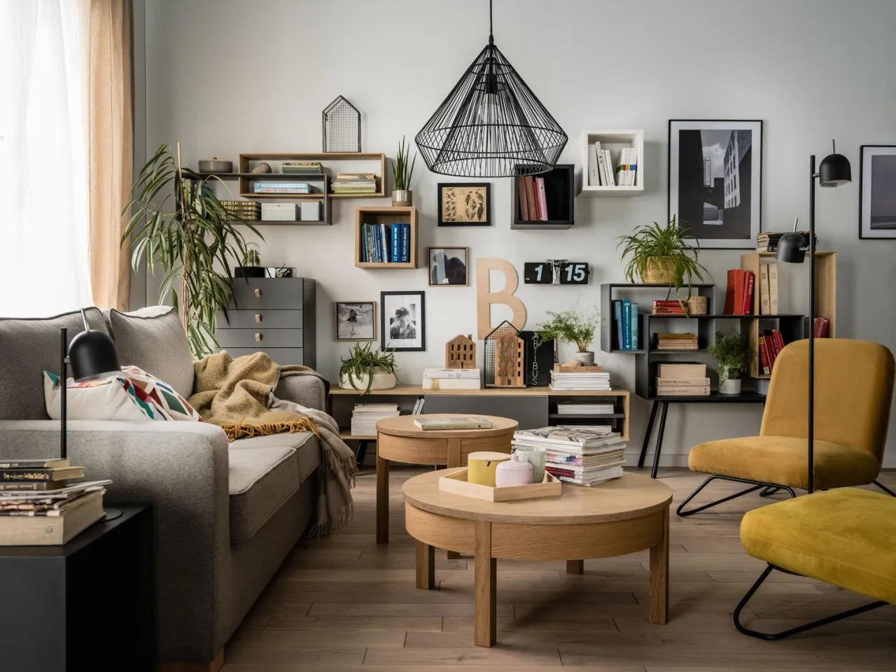 inspiracje dekoracje półek w salonie różne style