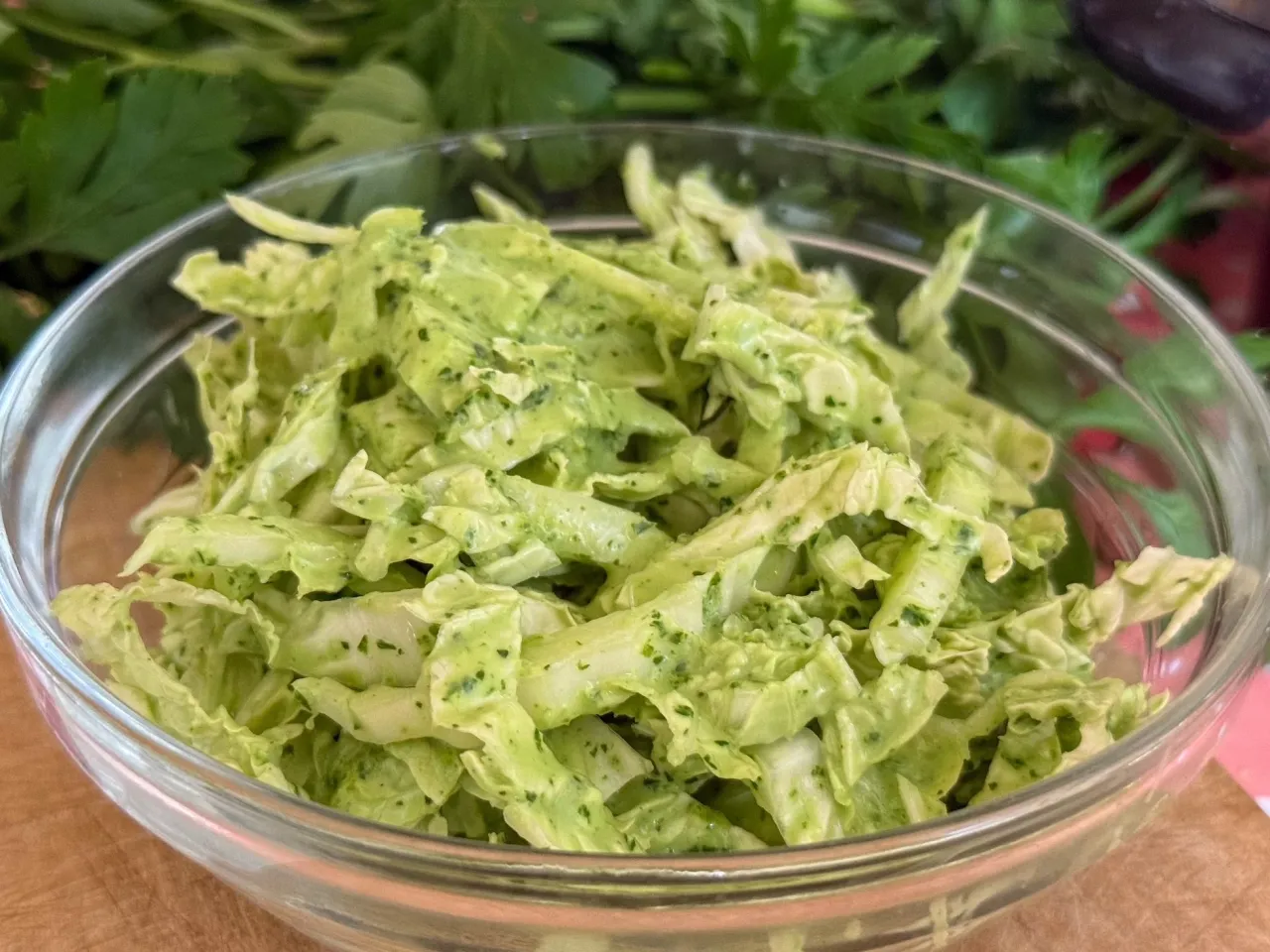 Pyszna surówka z kapusty pekińskiej, idealna do obiadu. Prosty przepis na to, jak zrobić surówkę z kapusty pekińskiej, która zachwyci smakiem.