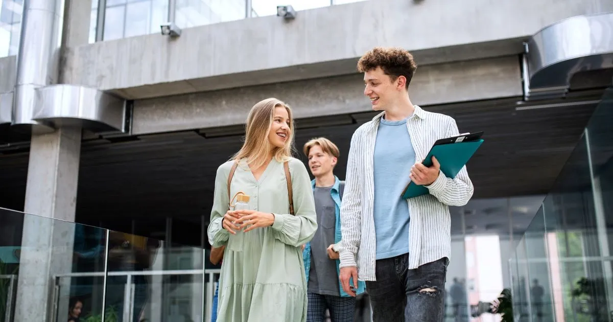 Zdjęcie Czy wpisać nieukończone studia w CV? Poznaj zalety i wady