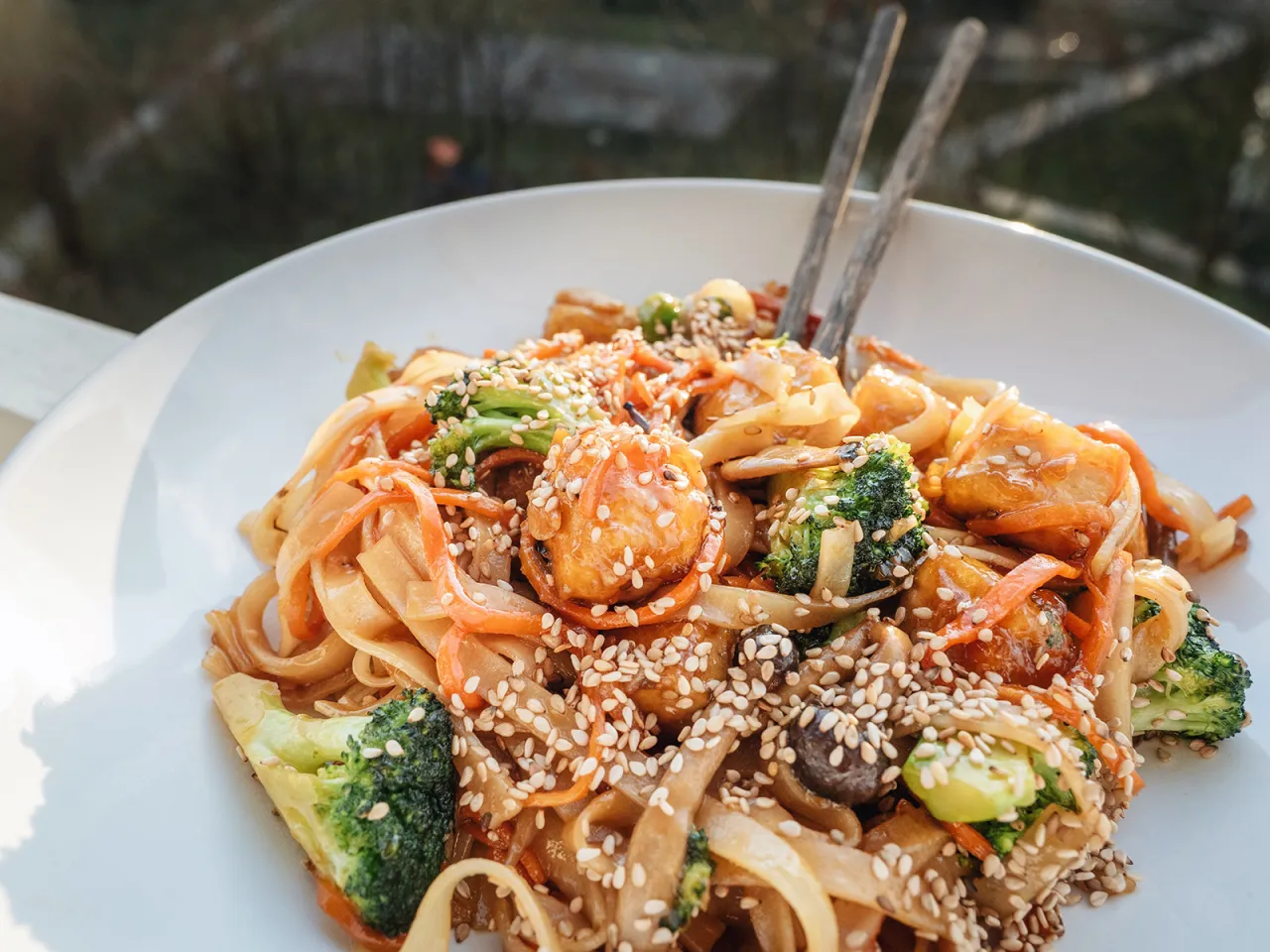 Pyszny makaron z tofu po azjatycku z brokułami, marchewką i sezamem.