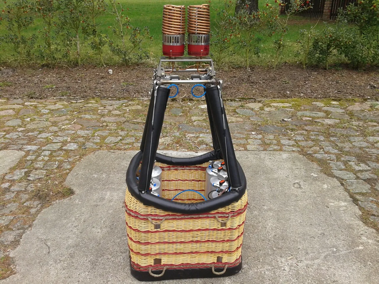 Elementy balonu na gorące powietrze: kosz, palnik, powłoka