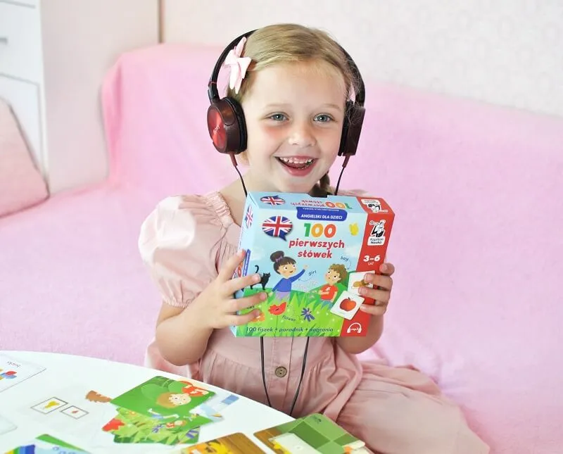dzieci bawiące się i uczące angielskiego