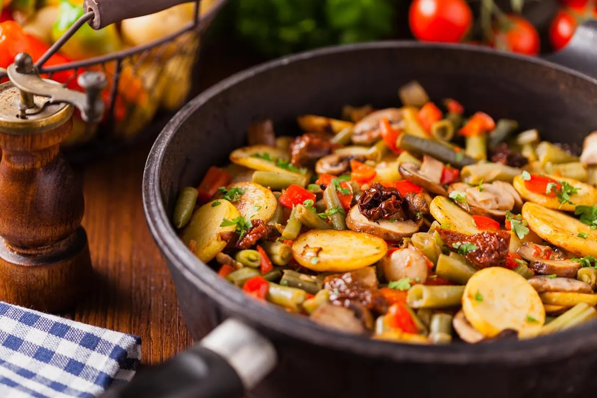 dania z mrożonymi warzywami na patelni