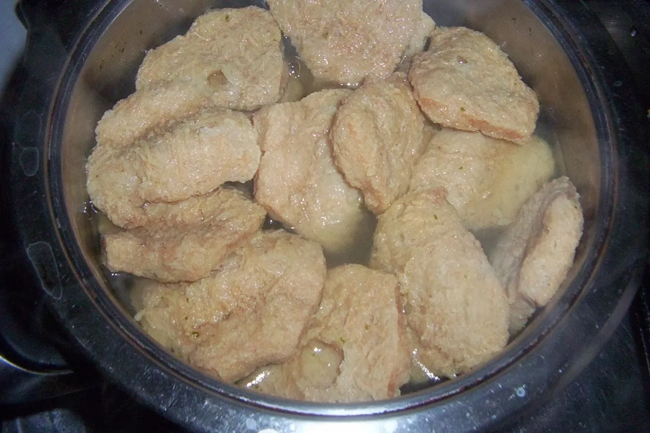 Kotlety sojowe Sante gotujące się w garnku. Prosty spos&oacute;b na pyszne kotlety sojowe.