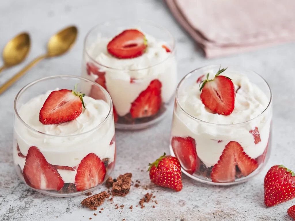 Mascarpone Erdbeer Dessert im Glas Schichten