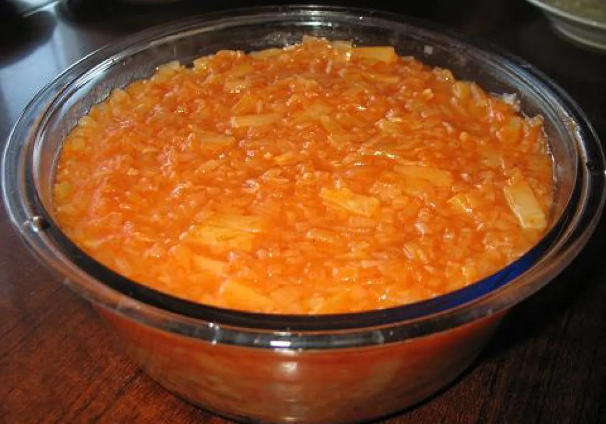 Miseczka pełna pomarańczowego ryżu, pachnącego jak ryba po tajsku.