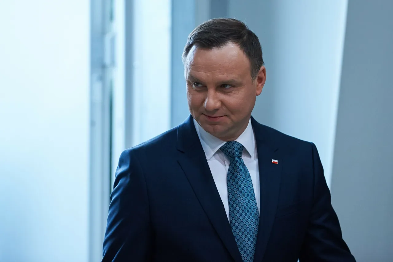Prezydent Andrzej Duda w granatowym garniturze i wzorzystym krawacie. Ile lat ma Duda?