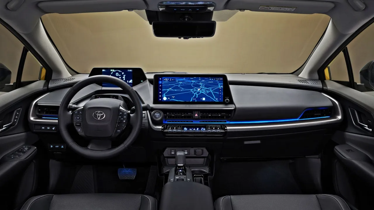 Toyota Prius 2023 wnętrze kokpit ekran
