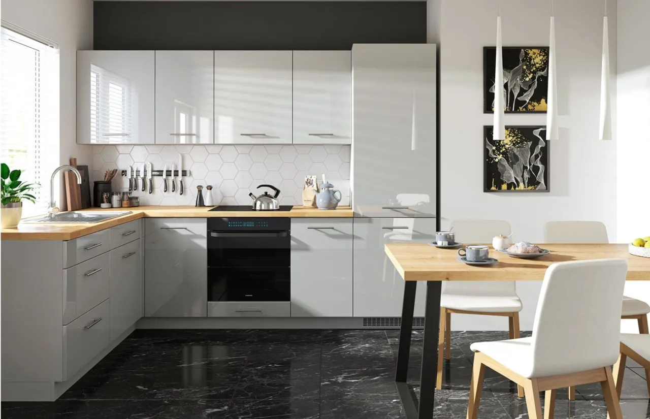 Nowoczesna kuchnia z wykończoną ścianą między szafkami