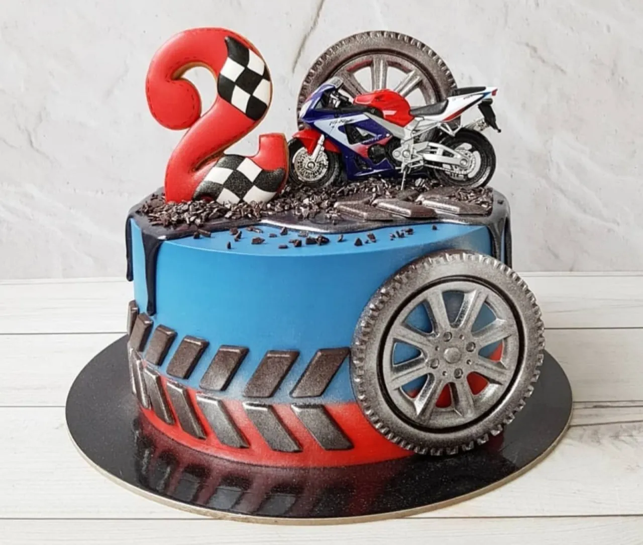 realistyczny bieżnik na torcie oponie