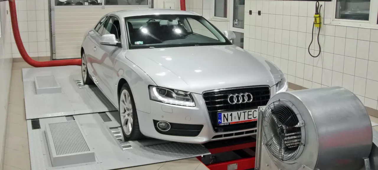 samoch&oacute;d na hamowni podwoziowej