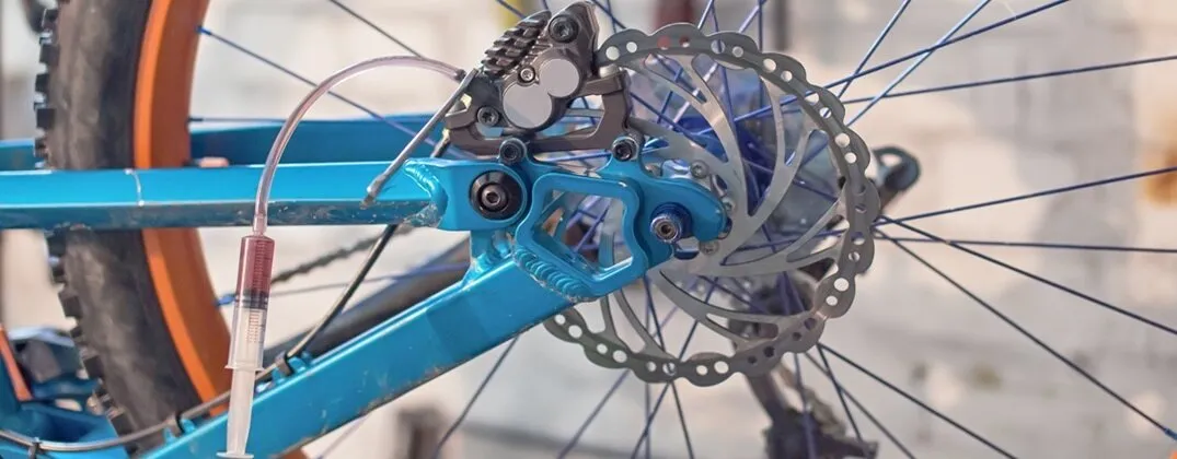 prawidłowe osadzenie koła w rowerze, kontrola hamulc&oacute;w po montażu