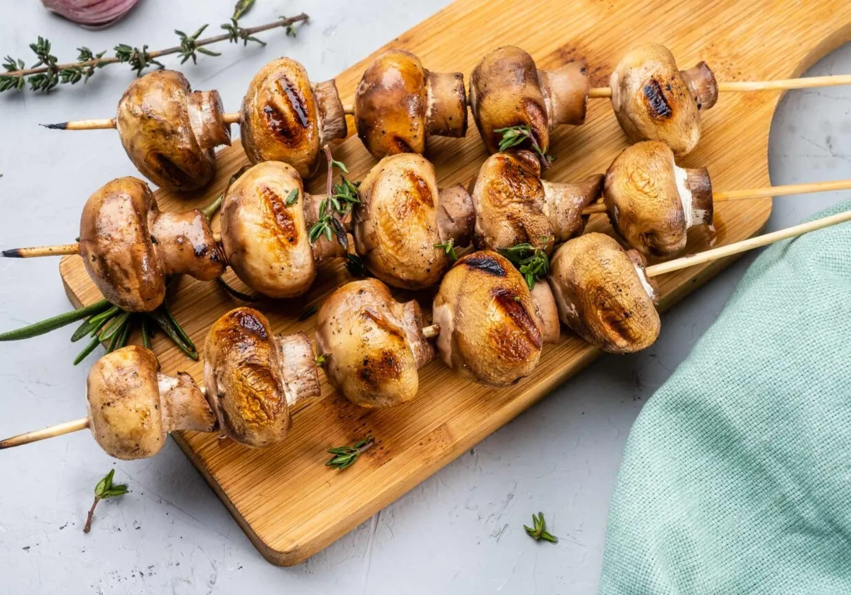 Świeże pieczarki do grillowania