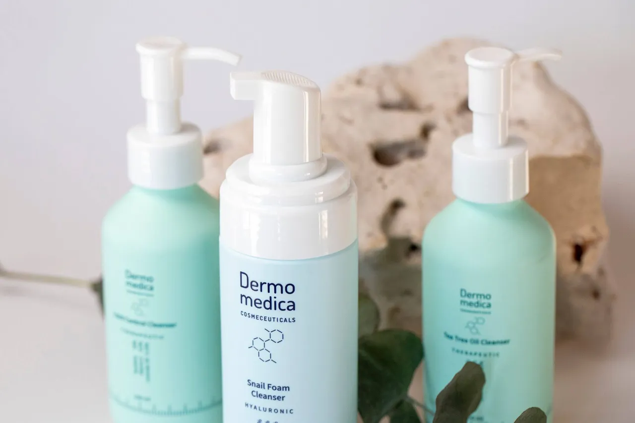 Kobieta wykonująca dwuetapowe oczyszczanie twarzy, używająca olejku i pianki