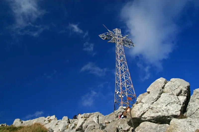 Zdjęcie Kiedy postawiono krzyż na Giewoncie? Zaskakujące fakty i historia