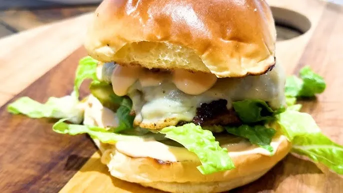 soczysty mrożony burger smażony na patelni
