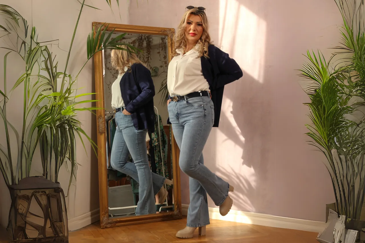 Stylizacje ze spodniami boyfriend i dopasowaną bluzką