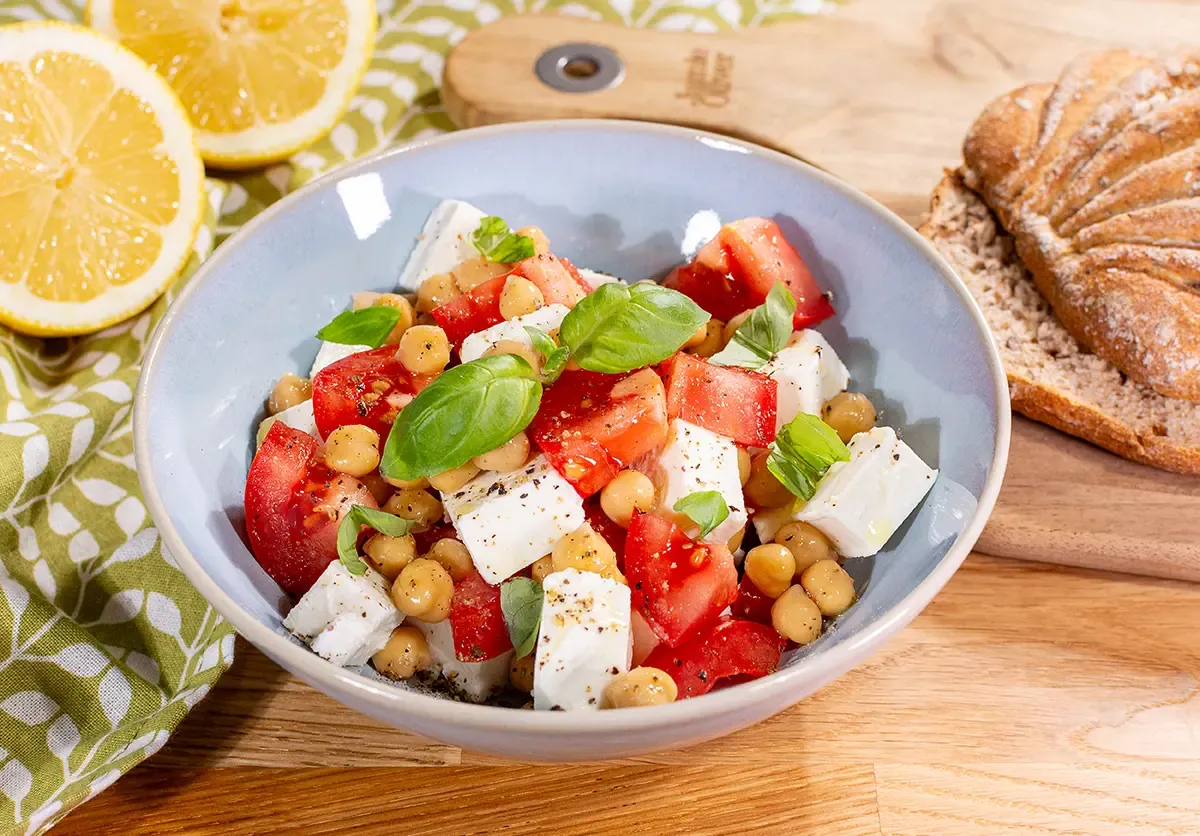 sałatka z ciecierzycy i pomidor&oacute;w gotowa