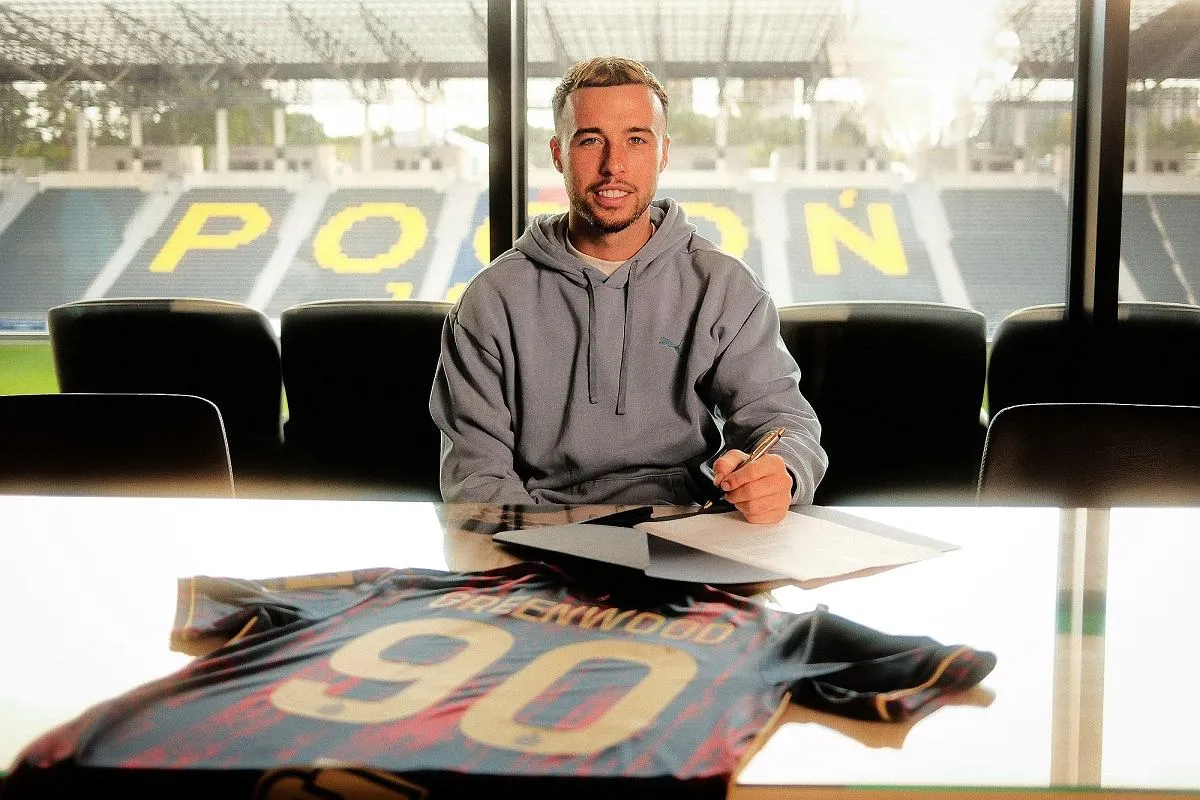 Piłkarz Ekstraklasy podpisujący kontrakt