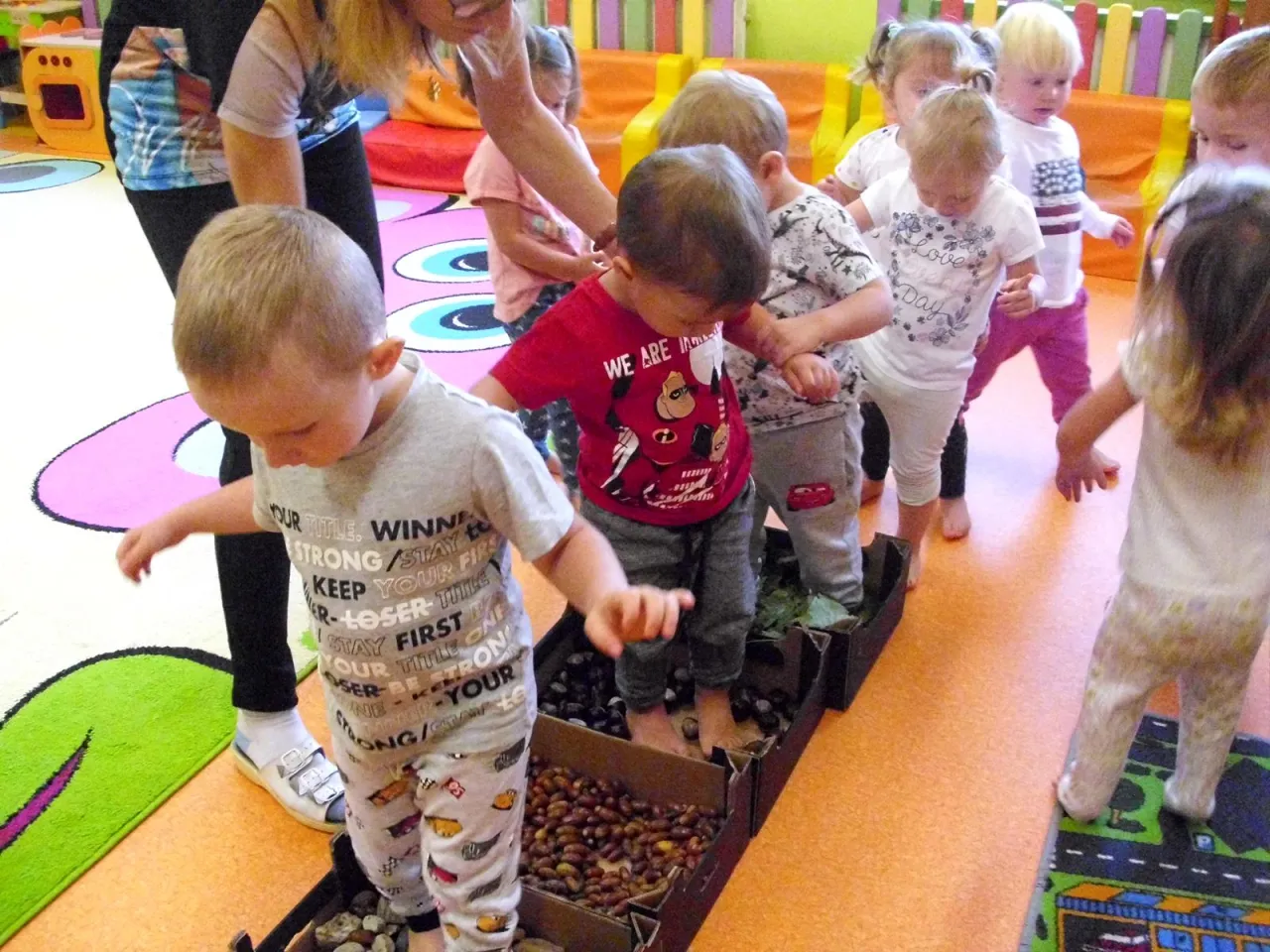 Dzieci bawiące się na jesiennej ścieżce sensorycznej