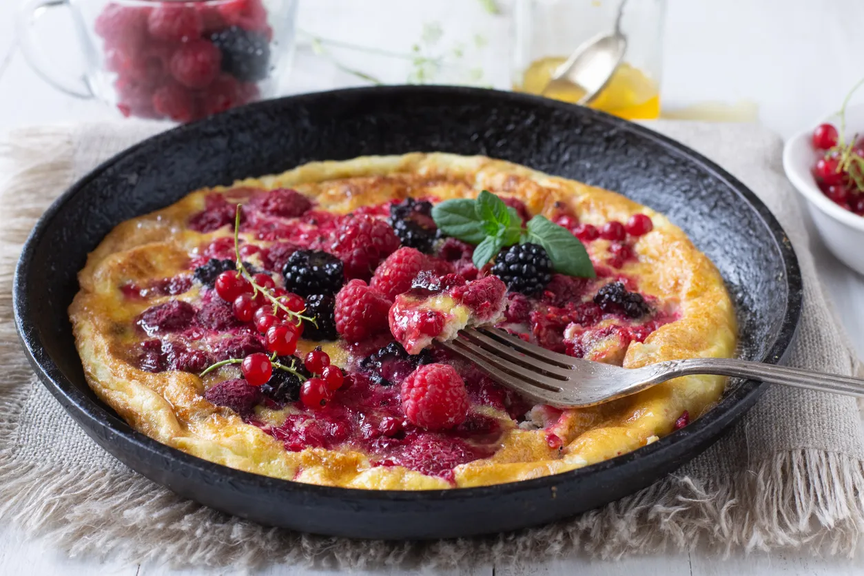 omlet na słodko z owocami i dodatkami