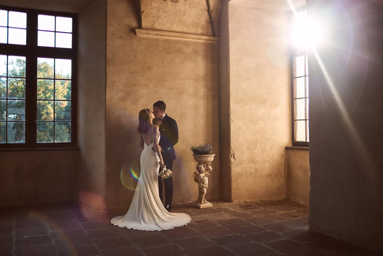 umowa ślubna, ręce podpisujące dokument