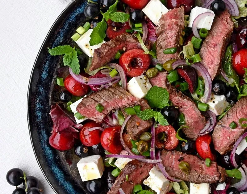 Sałatka z grillowanym stekiem i warzywami