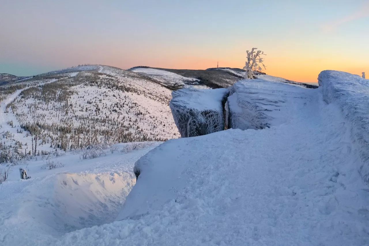 Mroźne skały i ośnieżone wzg&oacute;rza. Takie g&oacute;ry w Istebnej zachwycają o wschodzie słońca.