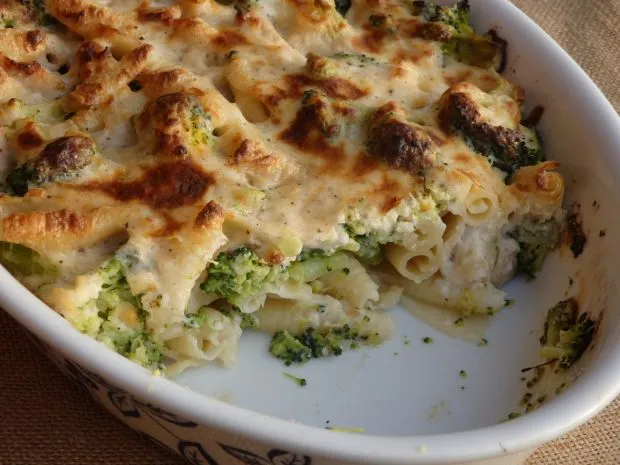 zapiekanka makaronowa z brokułem i kurczakiem
