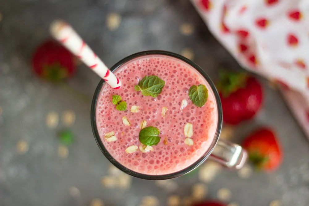 różne warianty koktajlu truskawkowego