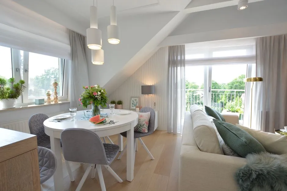 biały st&oacute;ł i szare krzesła aranżacje