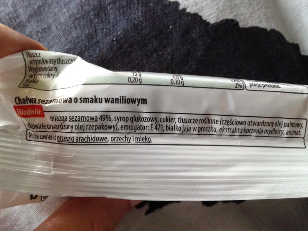 Czy chałwa jest wegańska? Składniki: sezam, syrop glukozowy, cukier, tłuszcze roślinne, białko jaja w proszku.