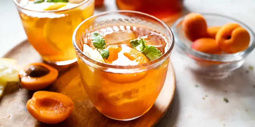 Mrożona herbata w dzbanku z cytryną i miętą