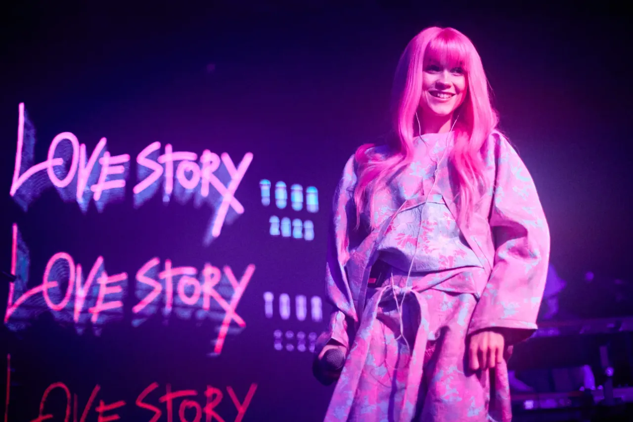 bryska r&oacute;żowe włosy koncert