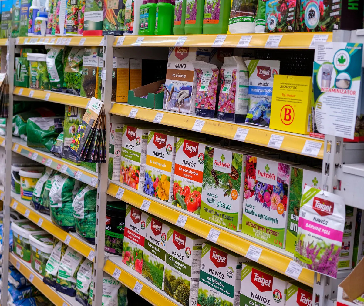 środki ochrony roślin i nawozy na półce w sklepie rolniczym
