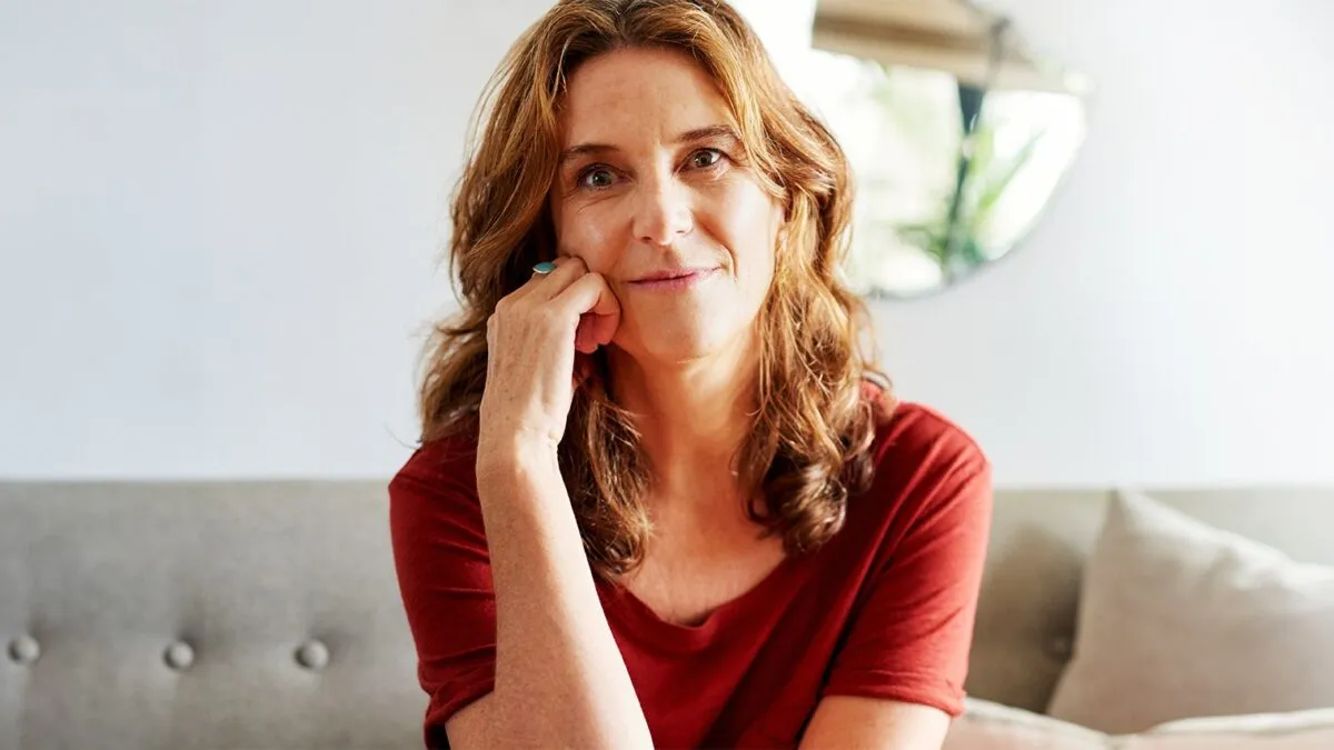 kobieta w średnim wieku zamyślona, objawy perimenopauzy