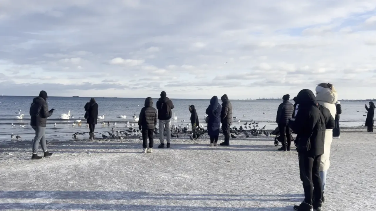 Ludzie spacerujący po plaży zimą