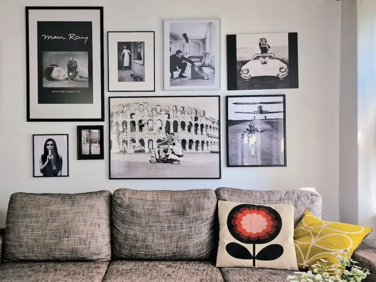 galeria ścienna nad kanapą inspiracje układy