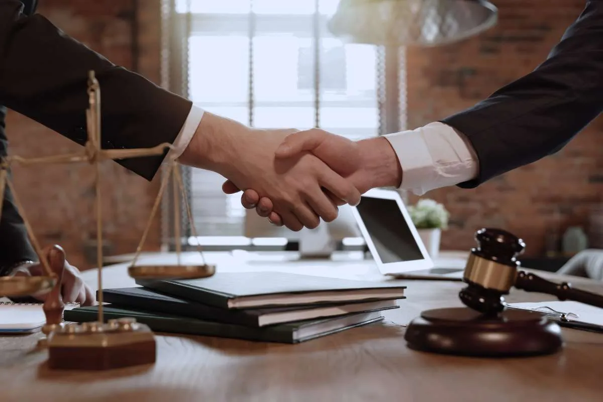 Prawnik doradzający klientowi w kancelarii