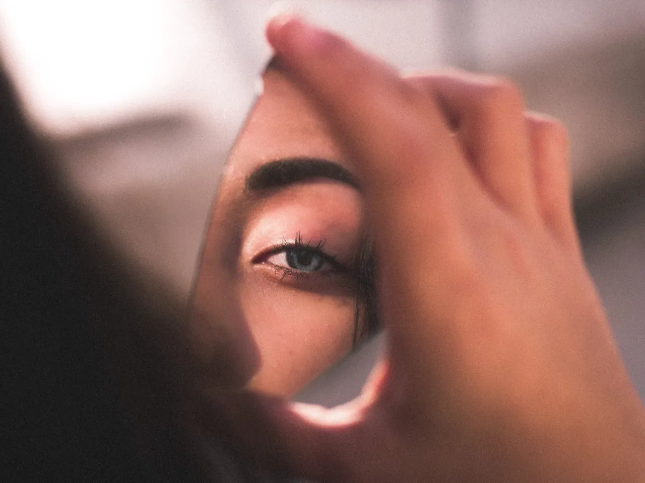 osoba patrząca w lustro refleksja