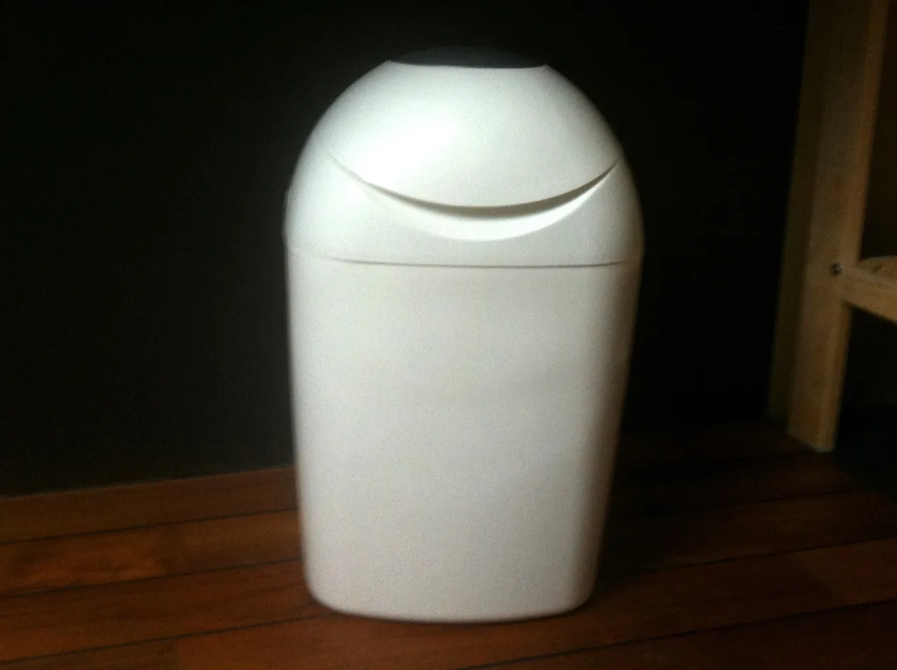 Rodzic wyrzucający pieluchę do kosza na śmieci