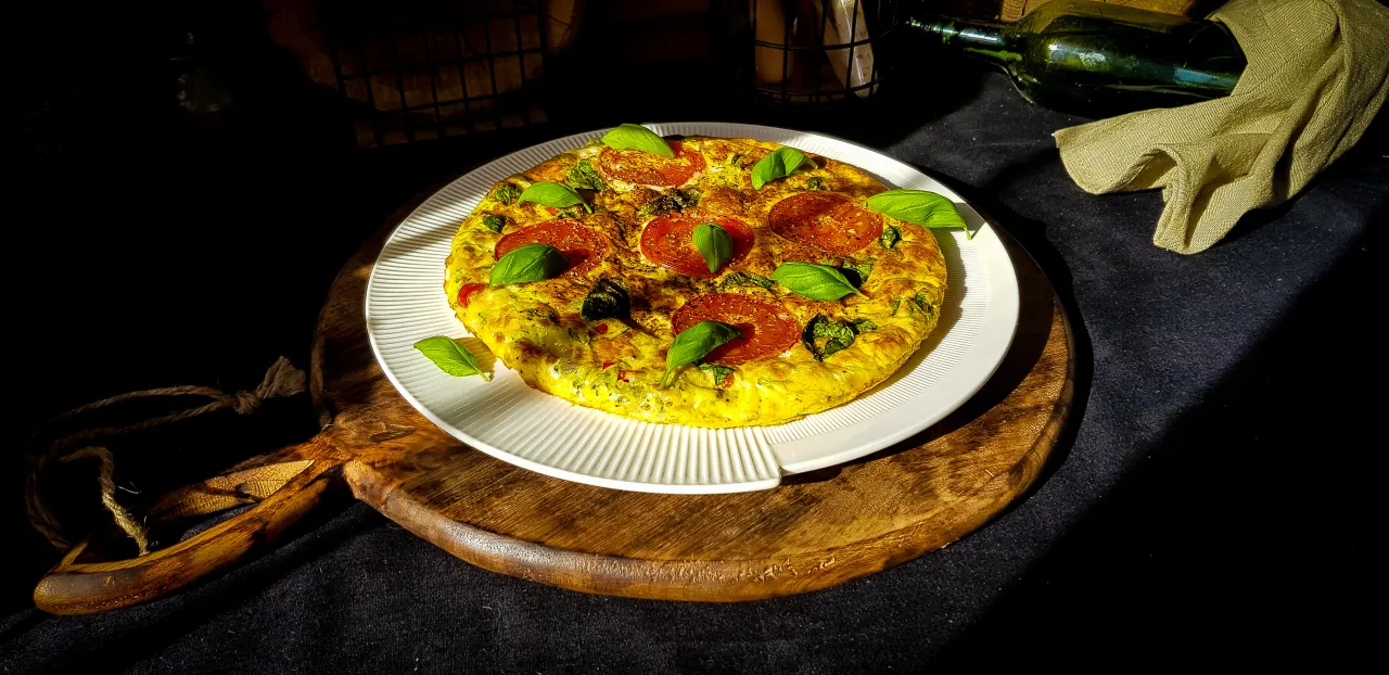 Frittata z pomidorami, brokułami i bazylią. Idealna odpowiedź na pytanie 