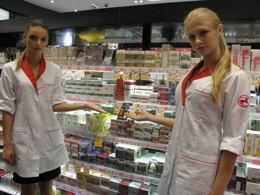 Kobieta z koszykiem w drogerii Rossmann przeglądająca produkty