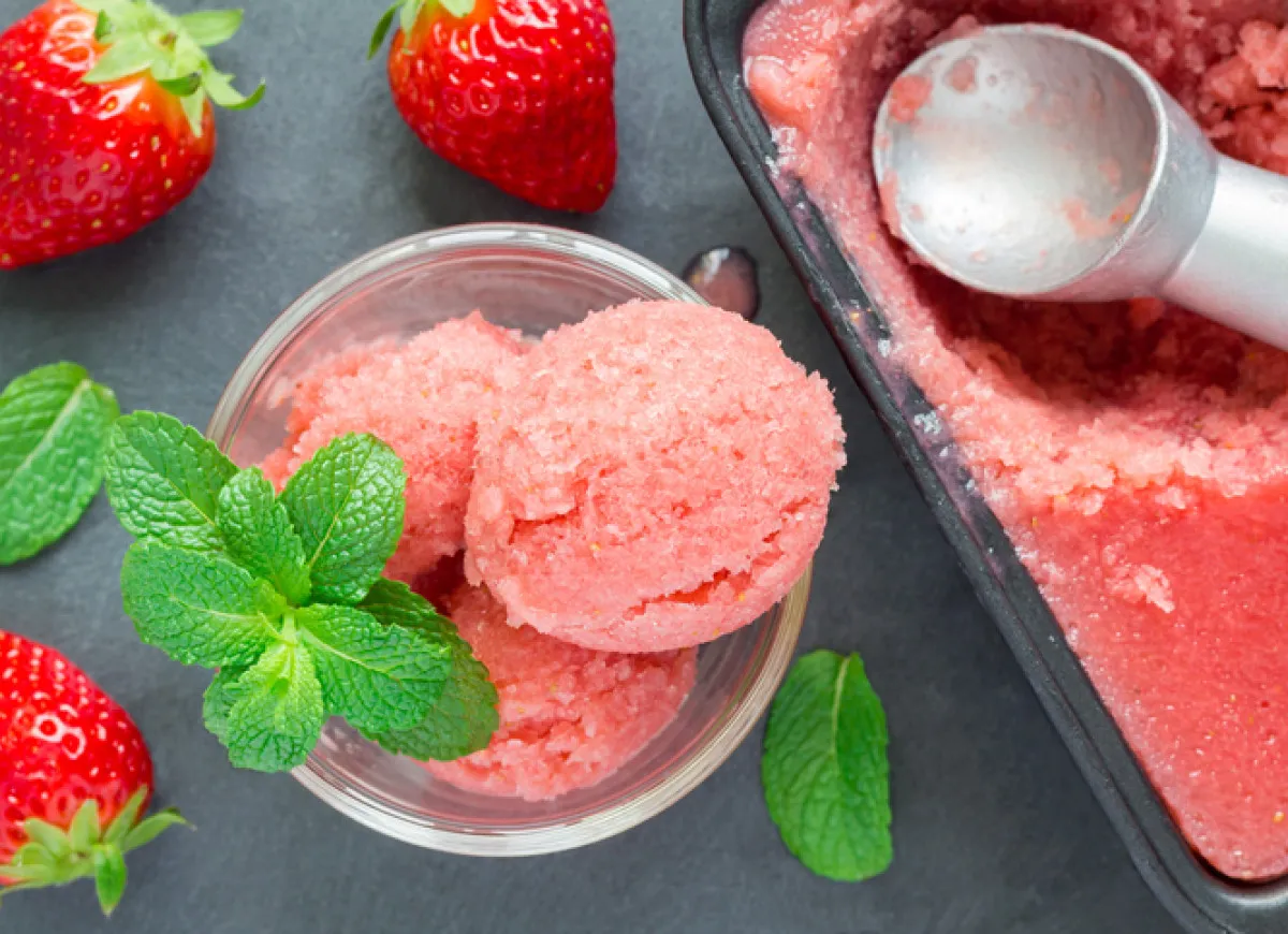 kolorowe sorbety owocowe w pucharkach